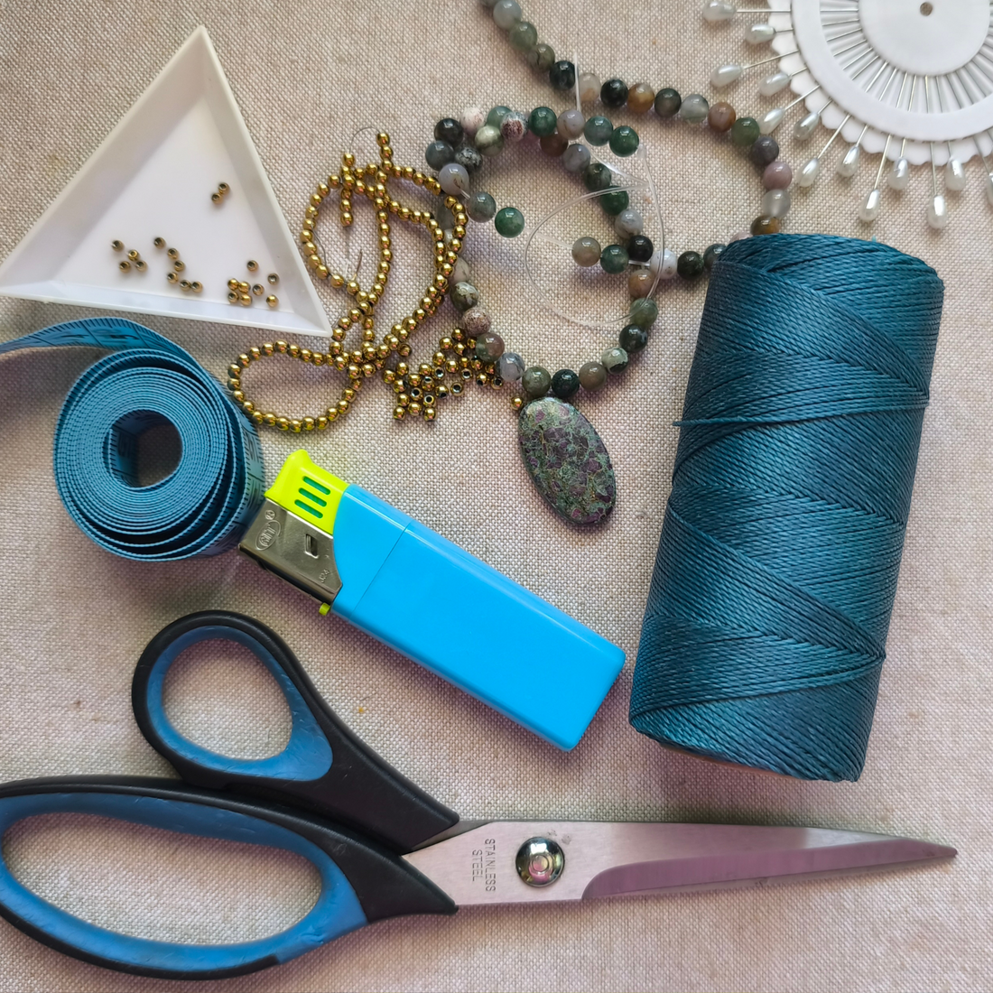 Čo potrebuješ na výrobu macramé šperkov a tipy kde to nájdeš