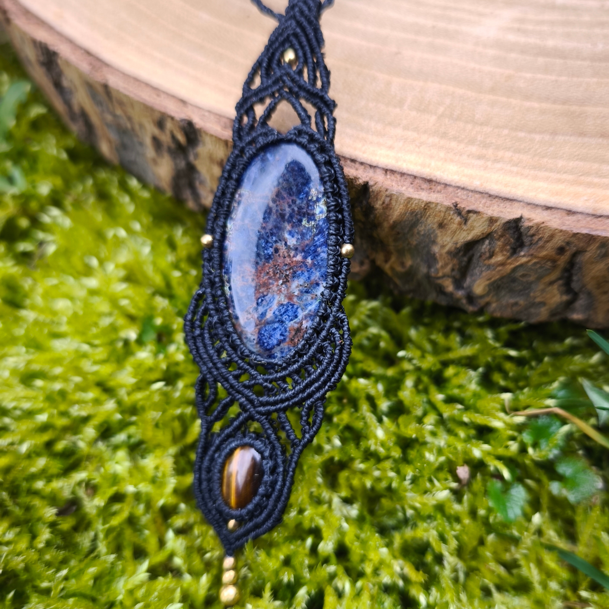 Čierny makramé amulet so sodalitom a tigrím okom