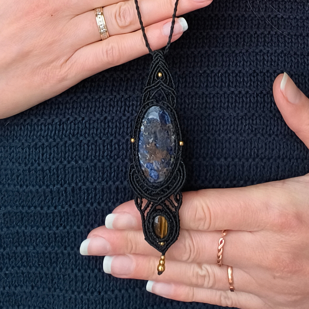 Čierny makramé amulet so sodalitom a tigrím okom