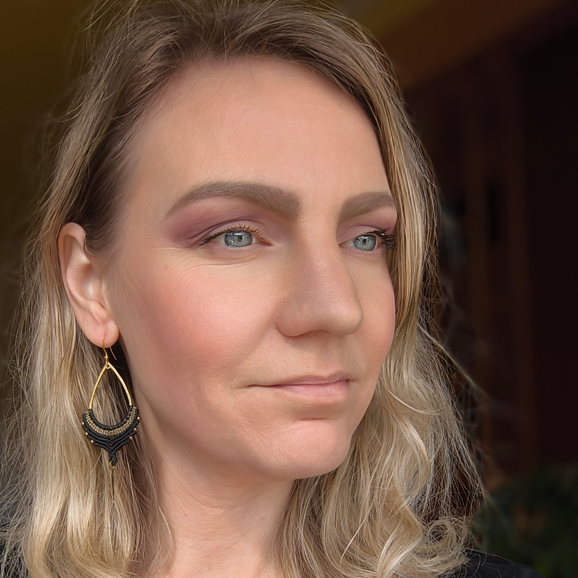 Boho makramé náušnice čierno béžové | etno náušnice s korálkami