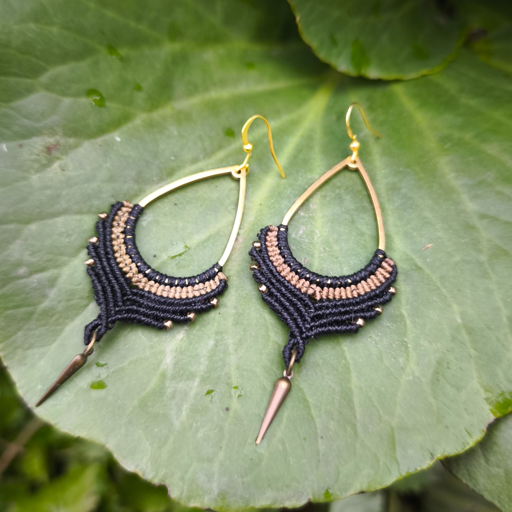 Boho makramé náušnice čierno béžové | etno náušnice s korálkami