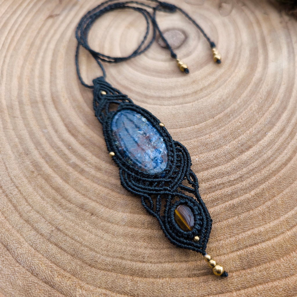Čierny makramé amulet so sodalitom a tigrím okom