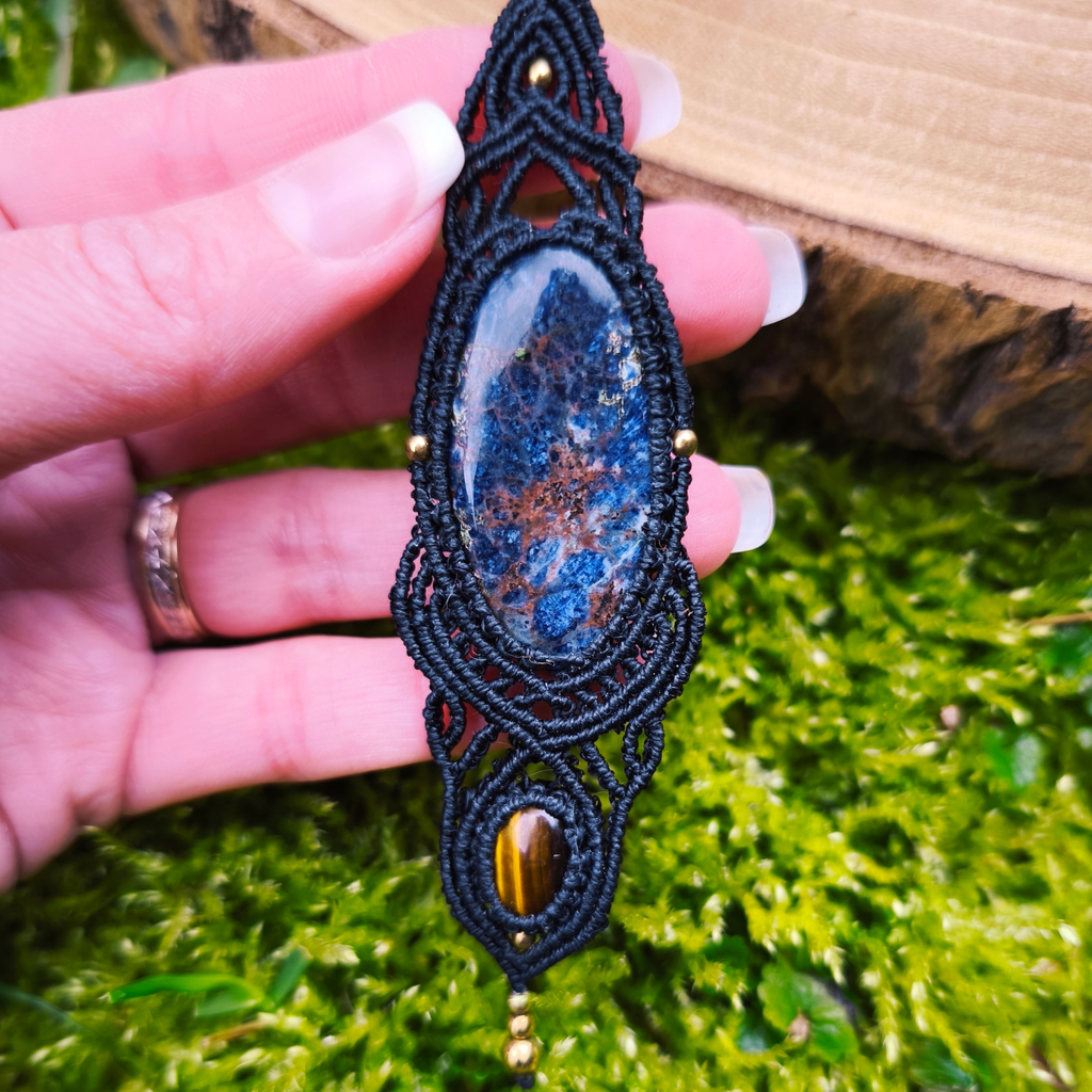 Čierny makramé amulet so sodalitom a tigrím okom