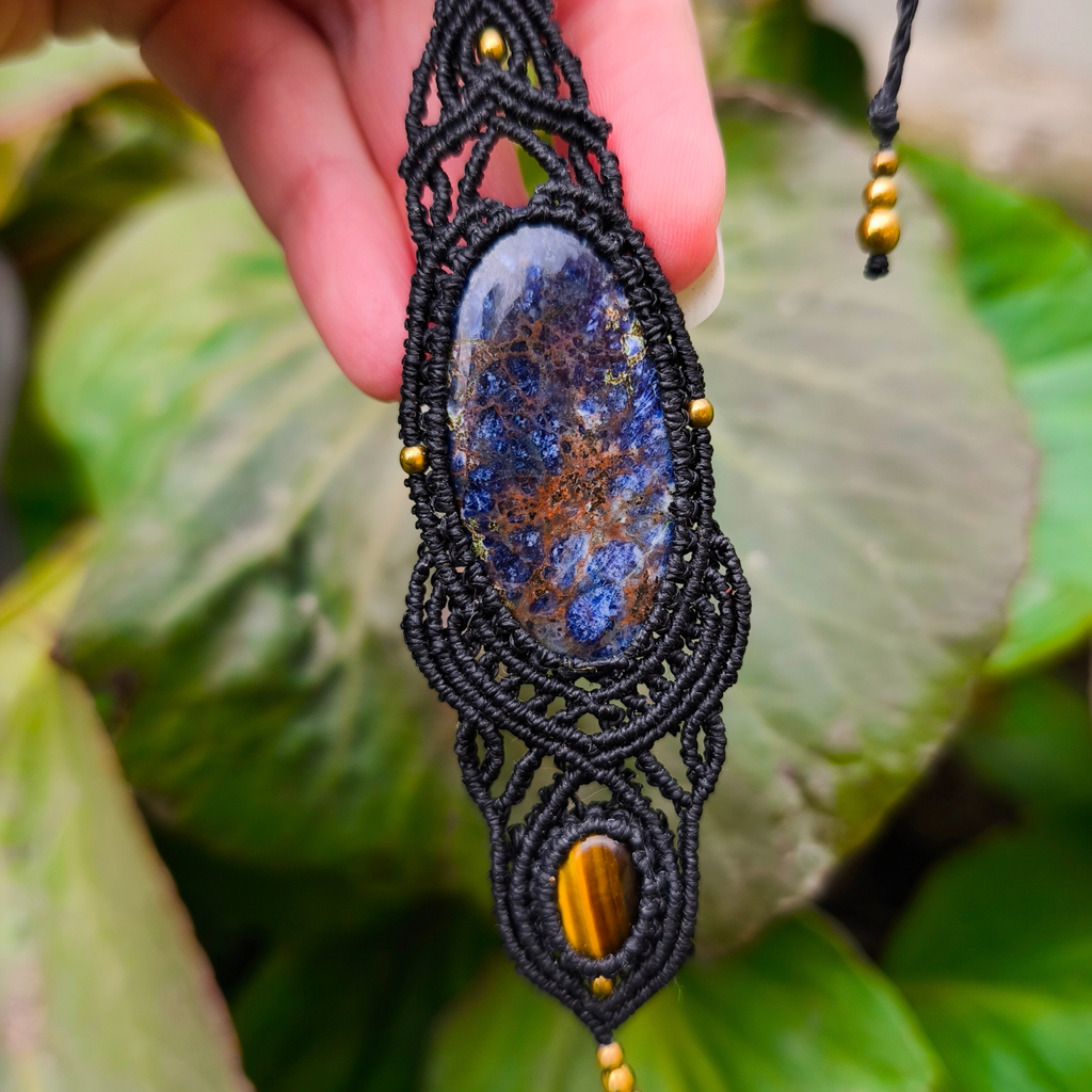 Čierny makramé amulet so sodalitom a tigrím okom