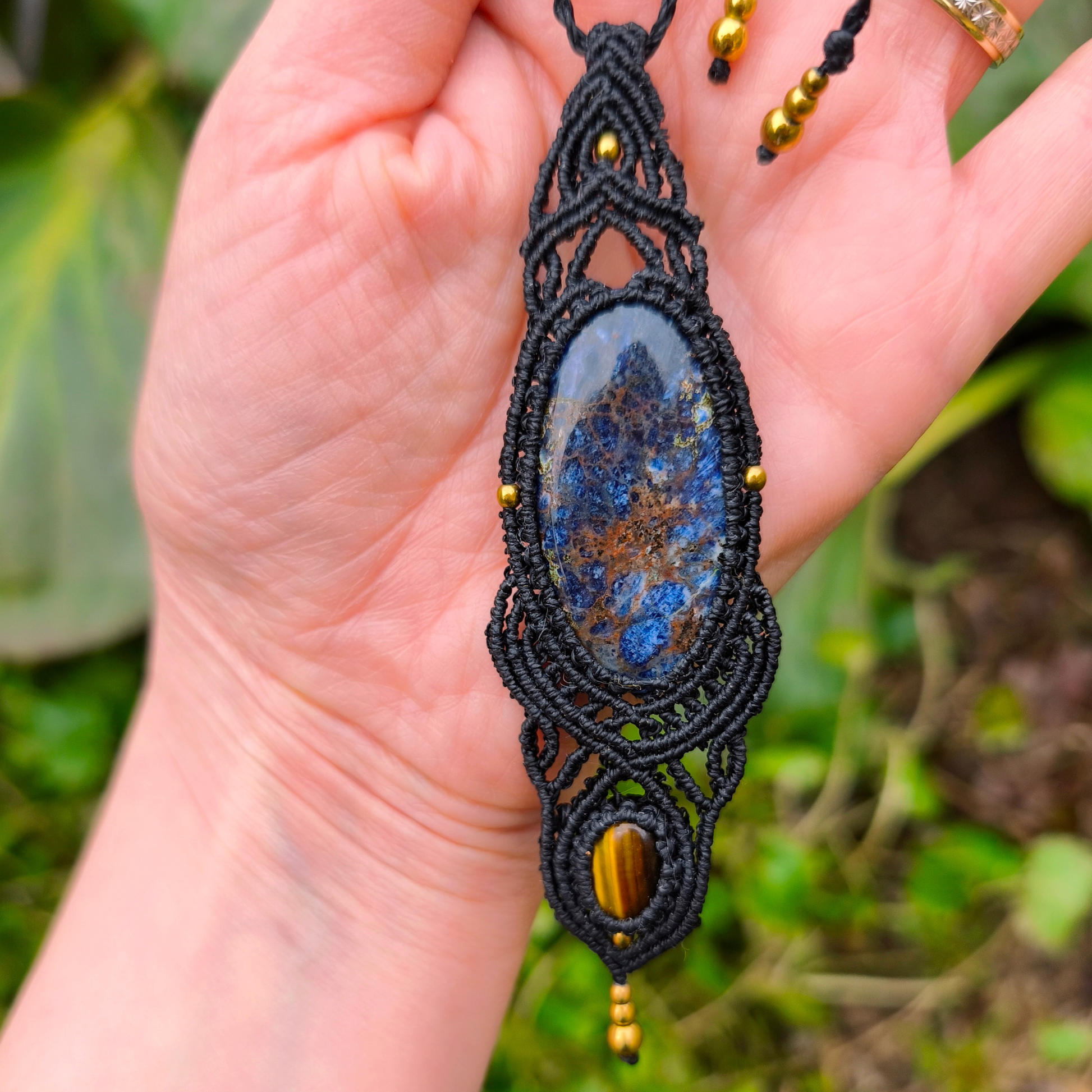 Čierny makramé amulet so sodalitom a tigrím okom