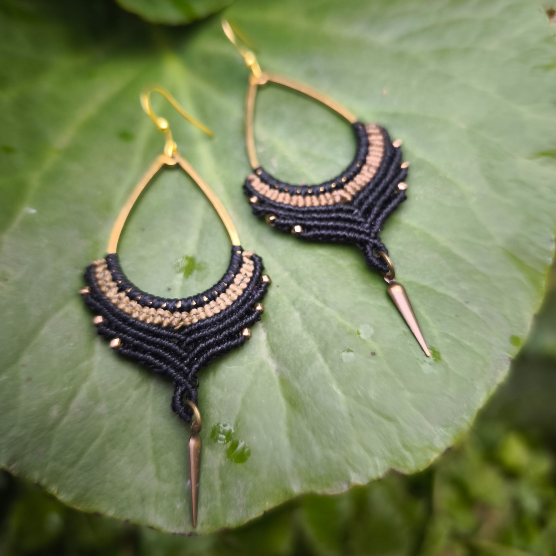 Boho makramé náušnice čierno béžové | etno náušnice s korálkami